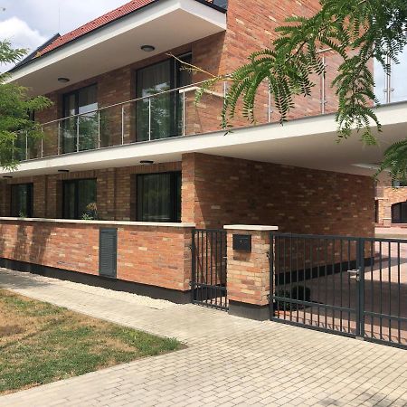 Castellum Apartmanház Gyula Esterno foto