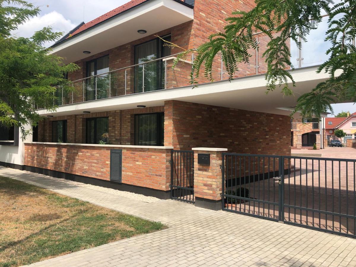 Castellum Apartmanház Gyula Esterno foto