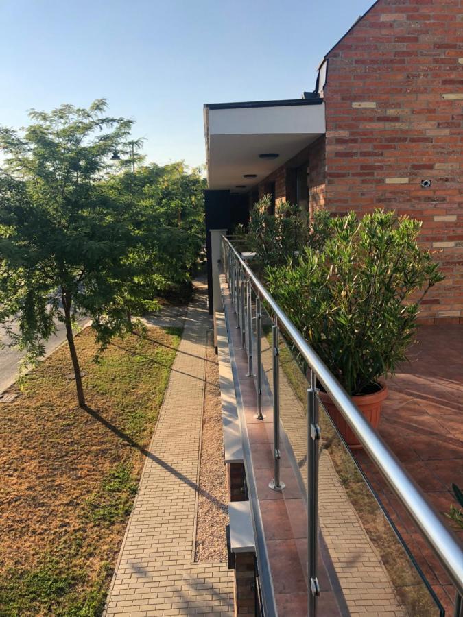 Castellum Apartmanház Gyula Esterno foto
