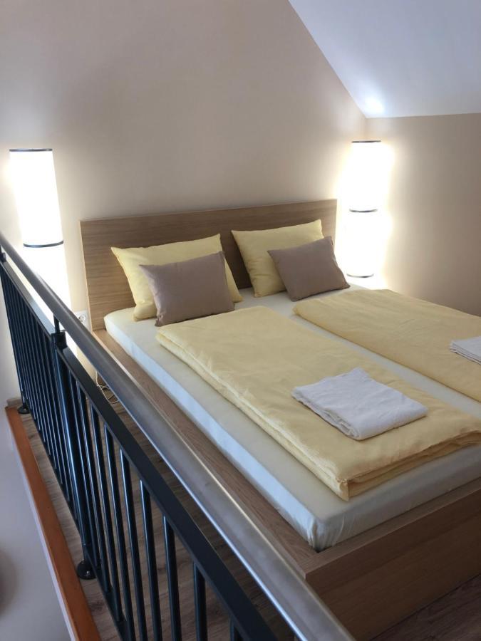 Castellum Apartmanház Gyula Esterno foto