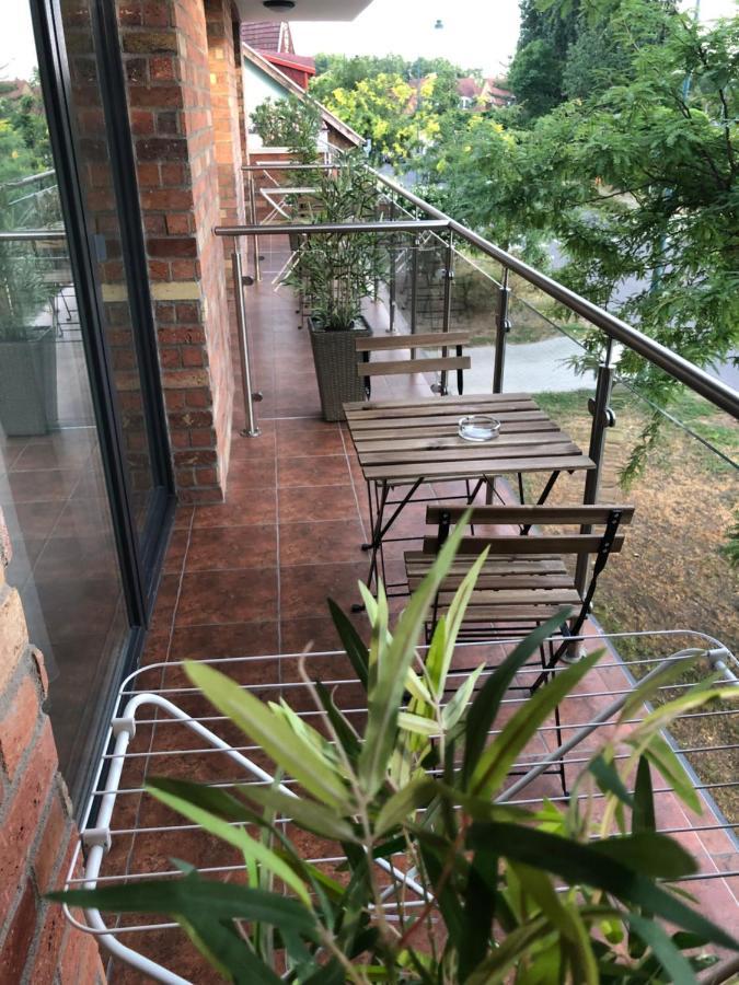 Castellum Apartmanház Gyula Esterno foto